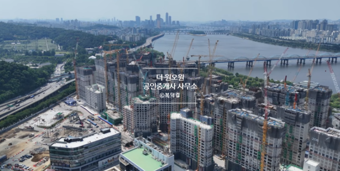 [26년 8월 분양] 8월 전국 아파트 분양 2만8천 가구 예정! 물량 58% 증가, 수도권이 80% 차지 · 반포 디에이치 클래스터 일반 분양 현장 사진 5