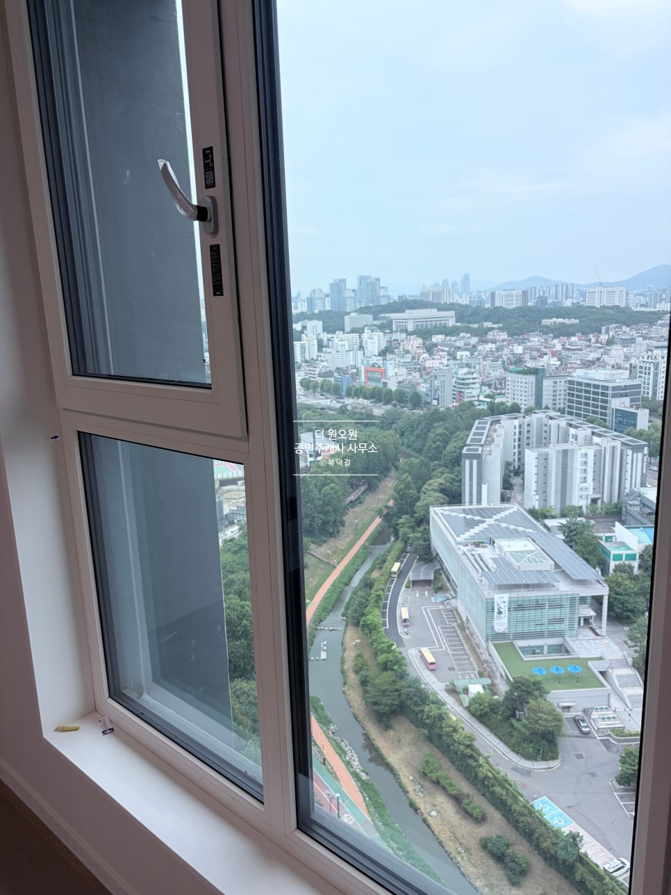 [고층 뻥뷰] 반포 래미안 트리니원 · 50평 · 126A타입 · 전세 30억 · 고층세대로 완벽한 뻥뷰, 시원한 조망이 매력 포인트! 현장 사진 39