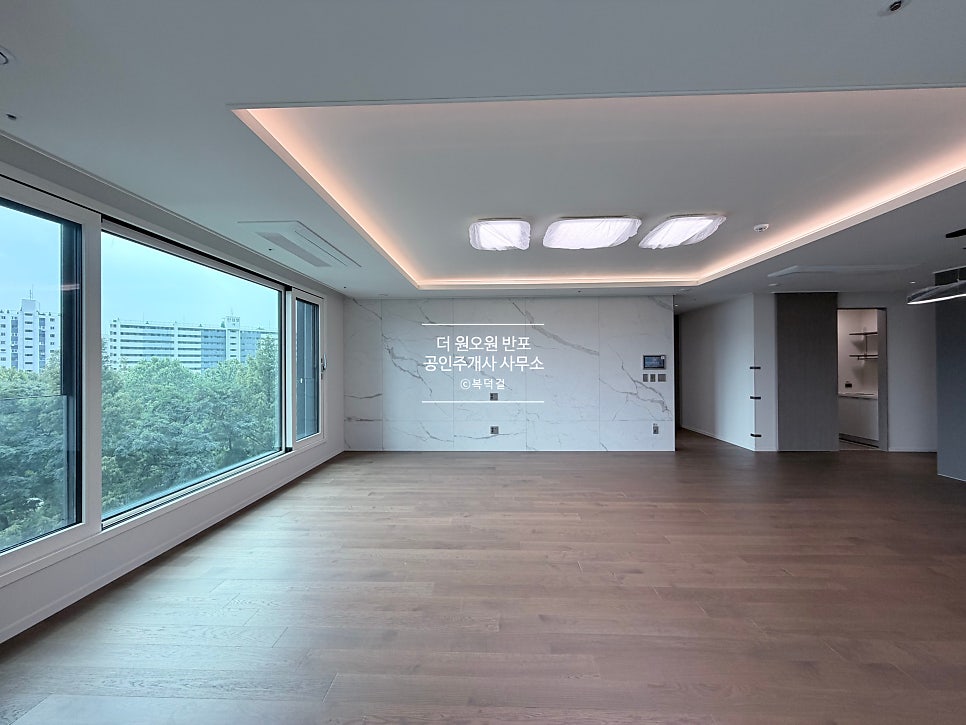 [보증금 3억] 반포 래미안 트리니원 · 50평 · 126B타입 · 로얄동 112동 저층 · 월세 3억·1,300만원 현장 사진 3