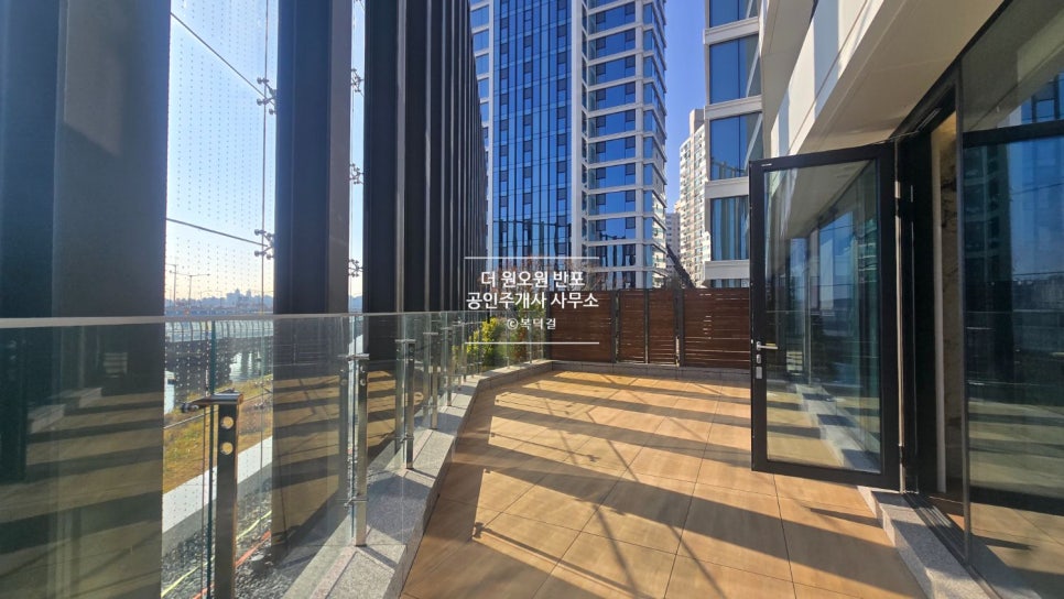 [테라스 세대] 포제스한강 46평 · 테라스세대 월세｜보증금 2억, 월세 1,000만원 · 현재 유일한 테라스세대 현장 사진 2