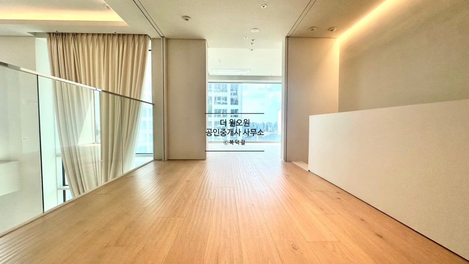 [복층 단기임대] 화이트톤 세련된 디자인, 6M층고 복층 오피스텔 · 아츠논현 전용 19평 · 단기임대 1000,550만원 · 강력추천 호실 · 풀퍼니쳐 현장 사진 6