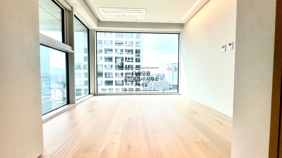 [복층 단기임대] 화이트톤 세련된 디자인, 6M층고 복층 오피스텔 · 아츠논현 전용 19평 · 단기임대 1000,550만원 · 강력추천 호실 · 풀퍼니쳐 현장 사진 21
