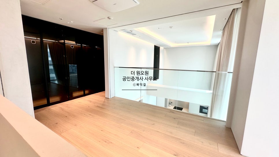[복층 단기임대] 화이트톤 세련된 디자인, 6M층고 복층 오피스텔 · 아츠논현 전용 19평 · 단기임대 1000,550만원 · 강력추천 호실 · 풀퍼니쳐 현장 사진 23