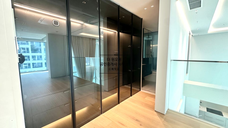 [복층 단기임대] 화이트톤 세련된 디자인, 6M층고 복층 오피스텔 · 아츠논현 전용 19평 · 단기임대 1000,550만원 · 강력추천 호실 · 풀퍼니쳐 현장 사진 24