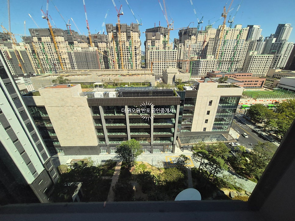 [반포 래미안트리니원] 84A타입 월세 · 멀티월 옵션으로 재택근무·서재 완벽 구현 세대 현장 사진 16
