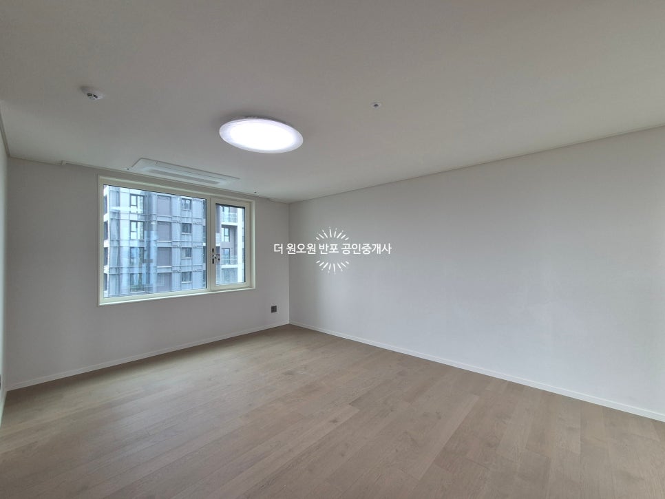 [반포 래미안 트리니원] 44평(112B) 월세: 이수교차로·반포천 양방향 더블 뷰! 106동 로열층 현장 사진 16